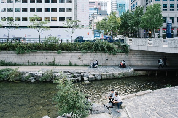 People using the spaces in Cheonggyecheon