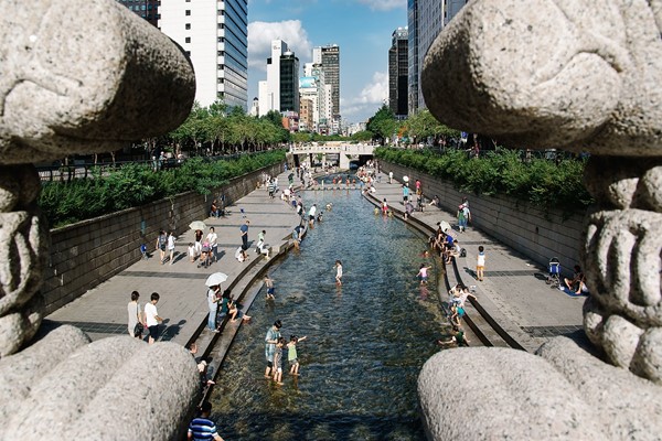 Cheonggyecheon as a respite in the city