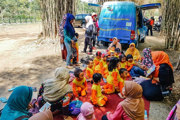 Mobile libraries for the community