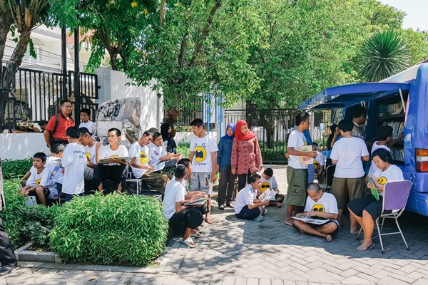 Mobile libraries for the community