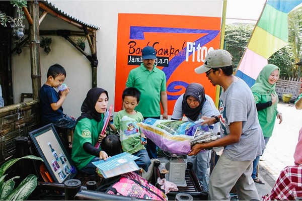 A community waste bank – transforming trash into cash