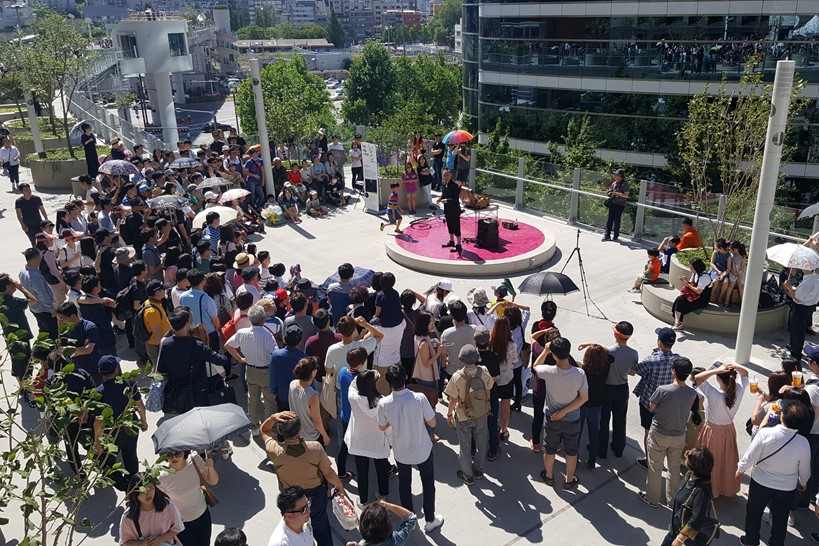 A performance at Seoullo 7017