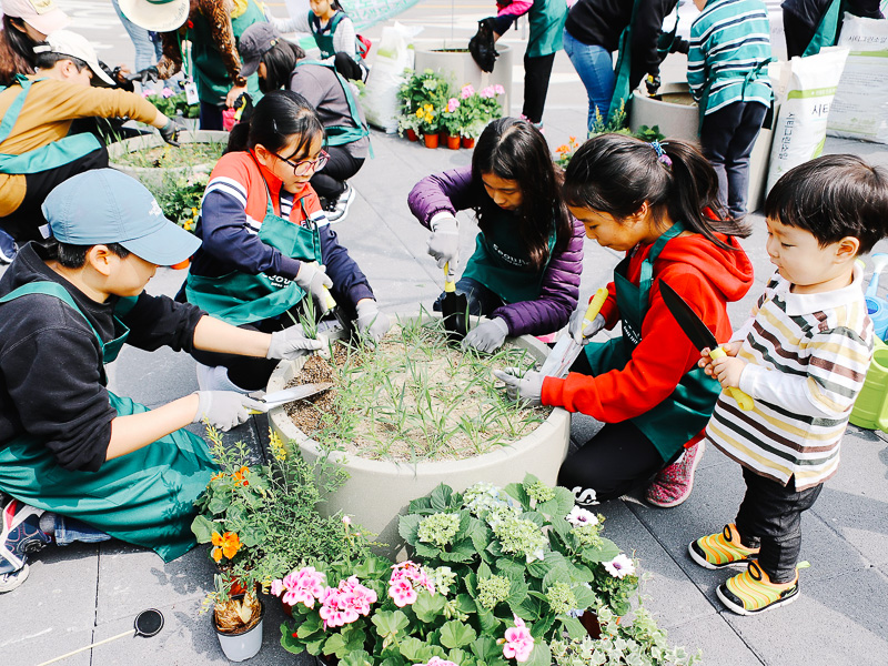 Seoul citizens planting at Seoullo7017