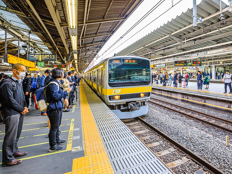 Passengers waiting for the train at the Chūō Line