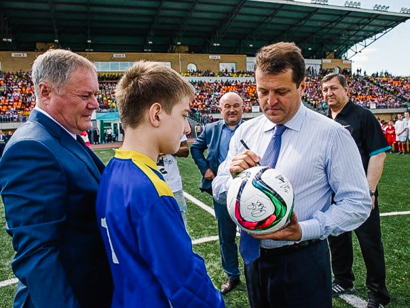 Mayor Ilsur Metshin signing a football