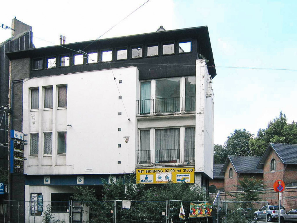 A former rundown petrol station at the corner of Provinciestraat which was of no interest to private investors