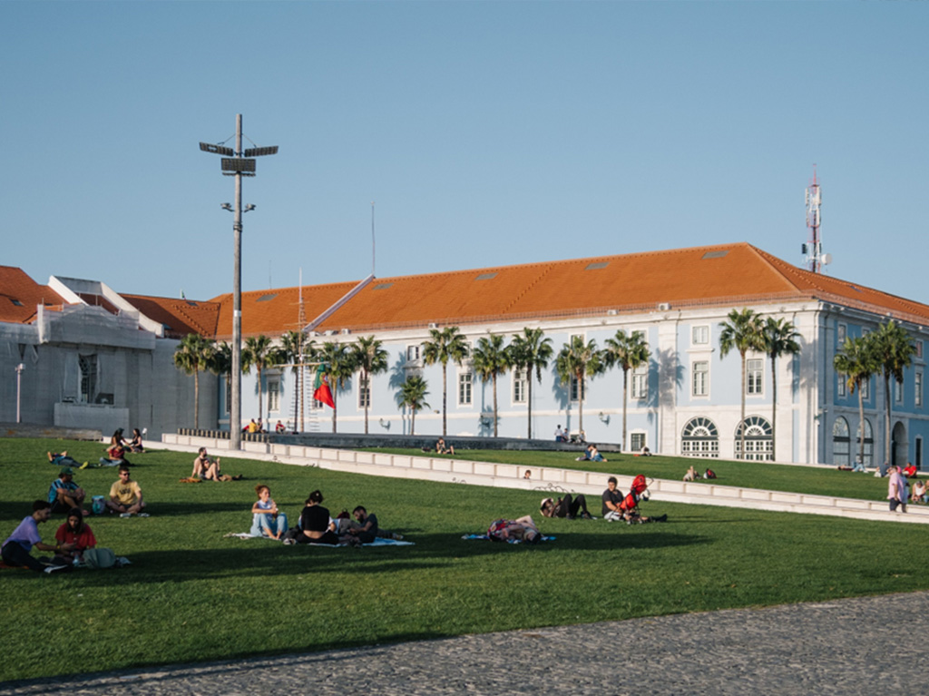 Campo das Cebolas – a landscaped square