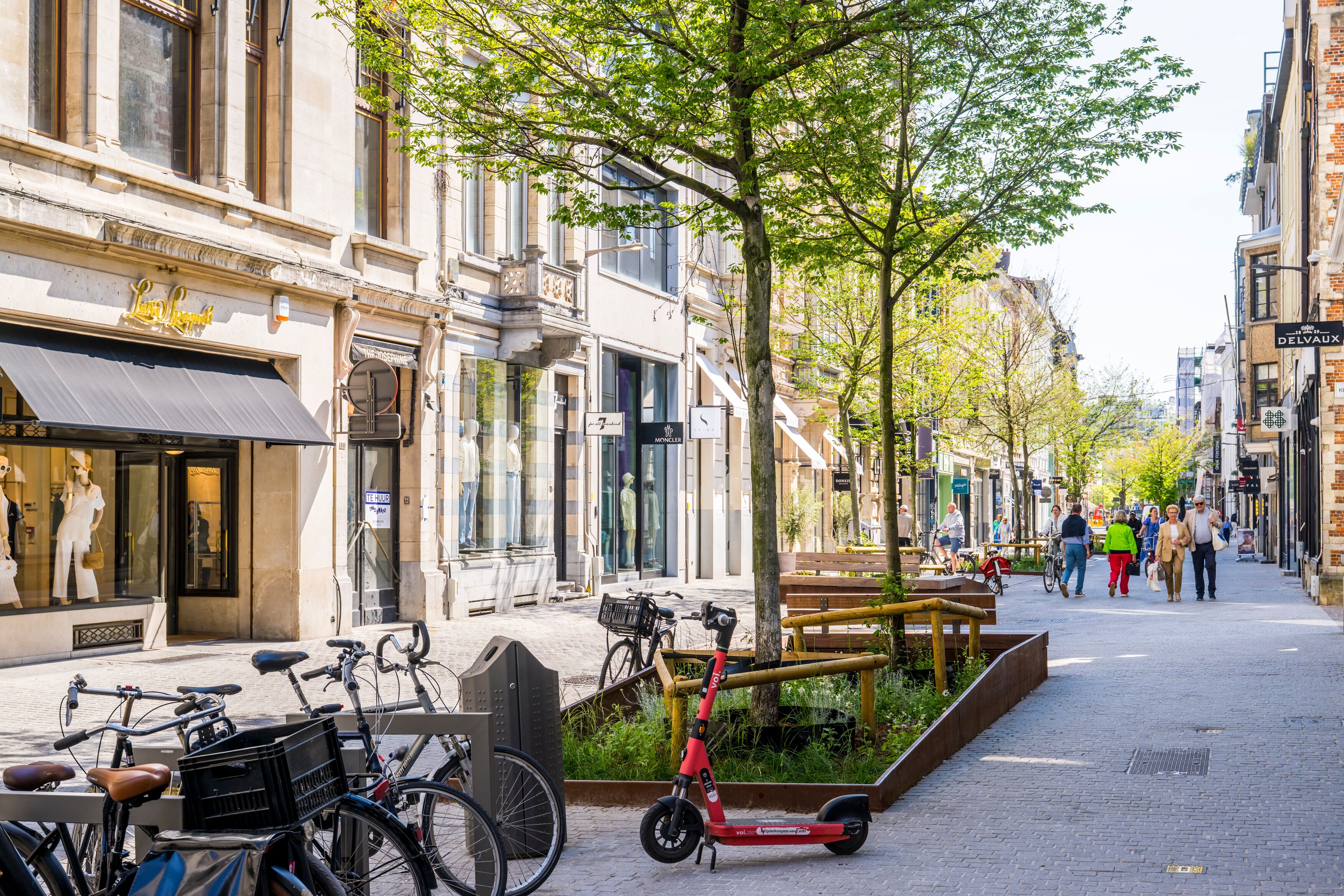 An example of a living street in the Schuttershofstraat neighbourhood, where it is turned into a car-free pedestrianised shopping area.
