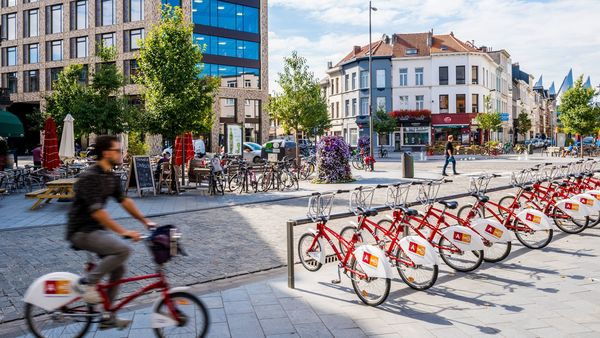 Antwerp has been accelerating its construction of bike priority streets including at the Troonplaats area as shown above.